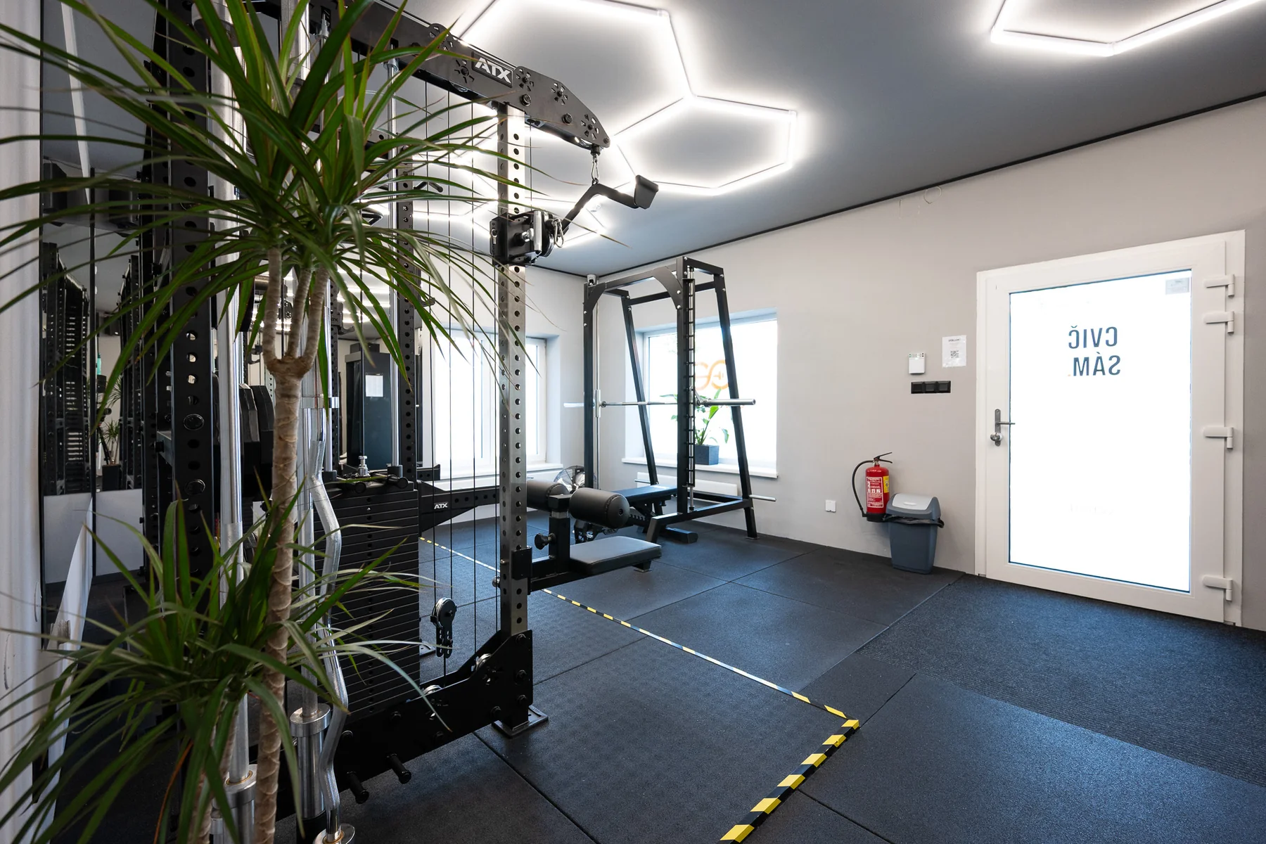OWN GYM – silová zóna u vstupu do studia