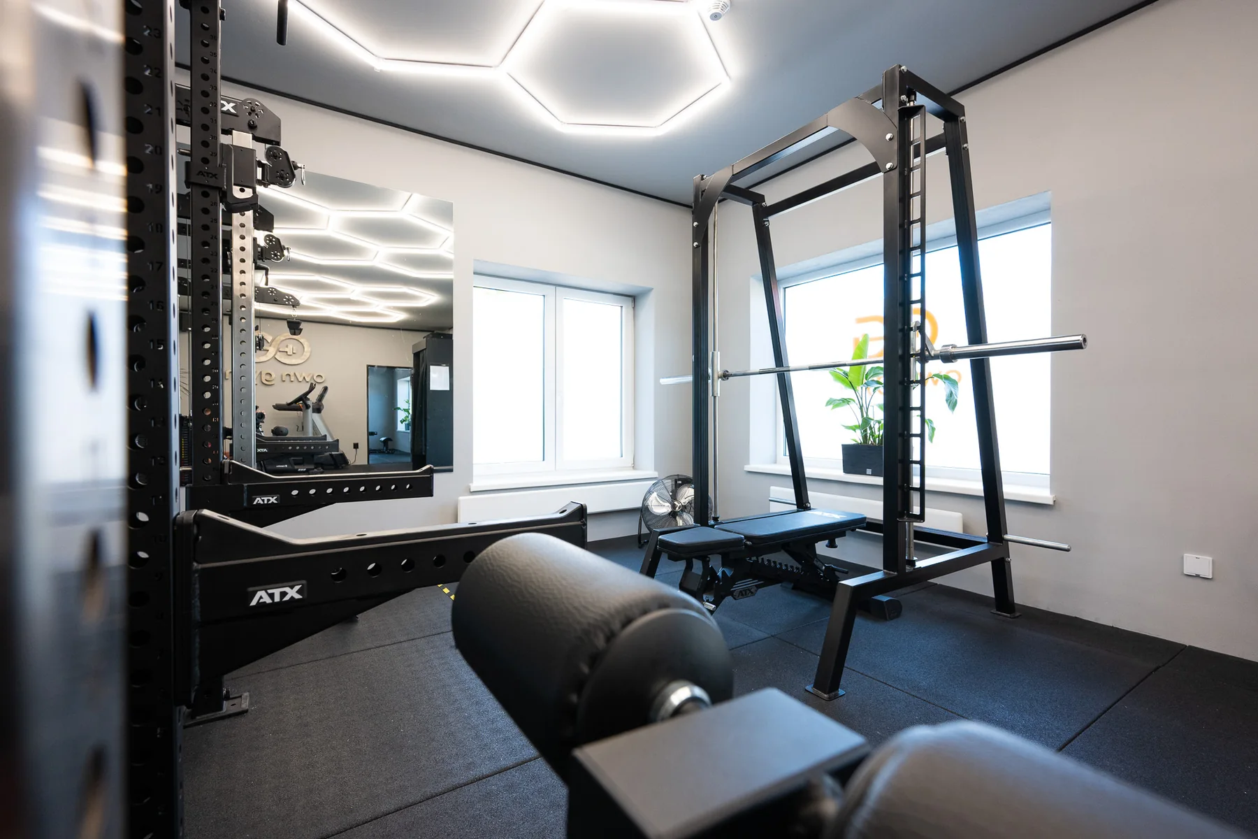 OWN GYM – silová zóna s rackem a lavicí