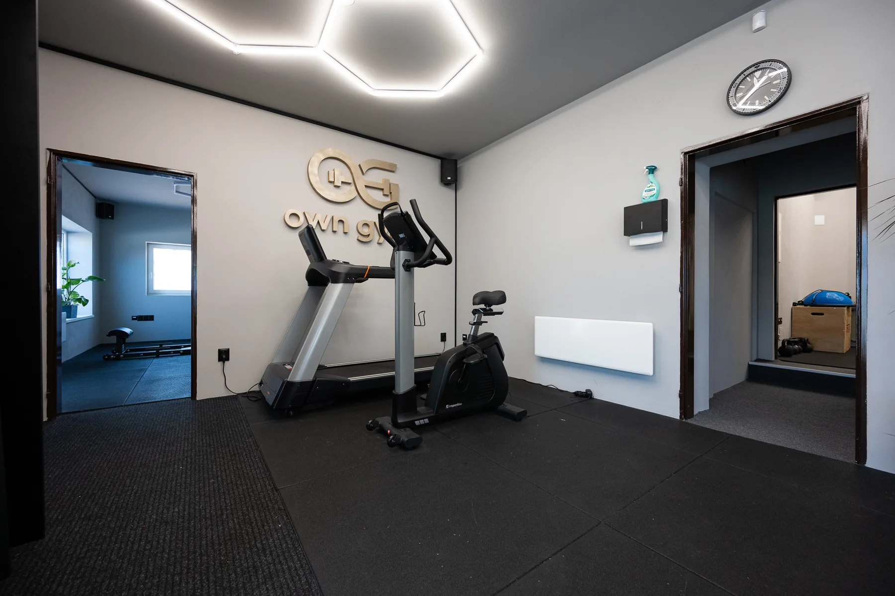 OWN GYM – kardio zóna s běžeckým pásem a rotopedem