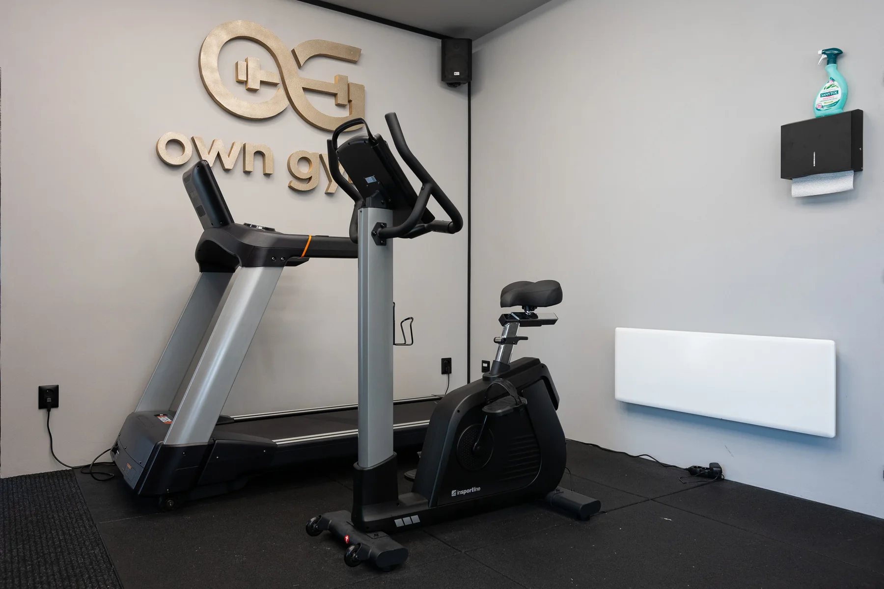 OWN GYM – kardio zóna s logem studia