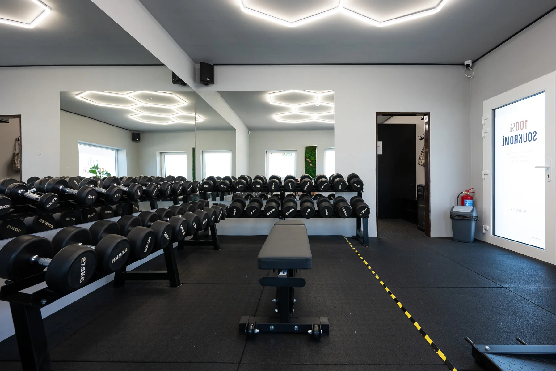 OWN GYM – činková zóna s lavicí a zrcadly
