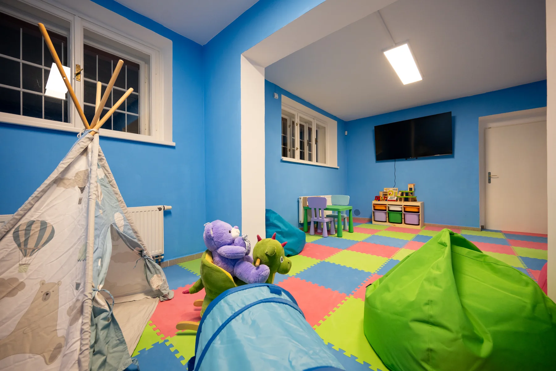 Dětský koutek s teepee, televizí a sedacími vaky