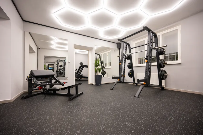 Vybavení pro silový trénink v OWN GYM Kladno